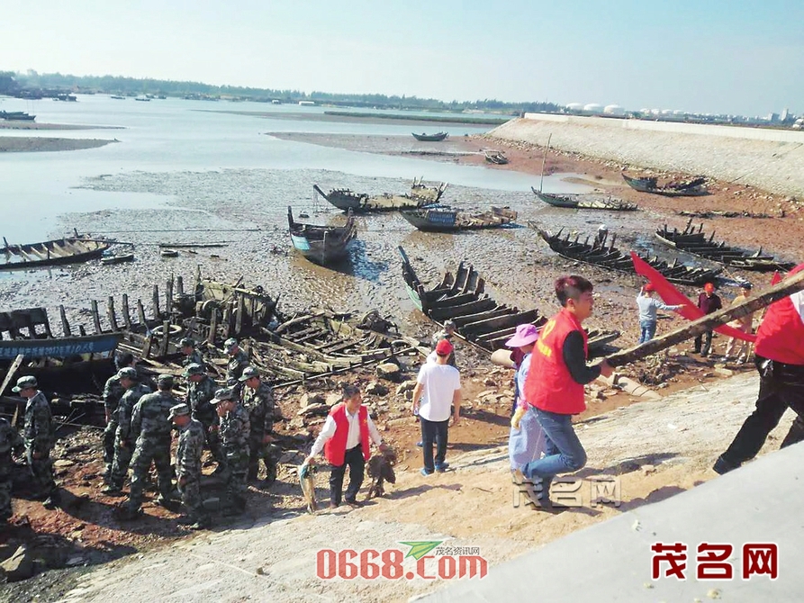 电白区旦场镇青福村段海堤清理现场。