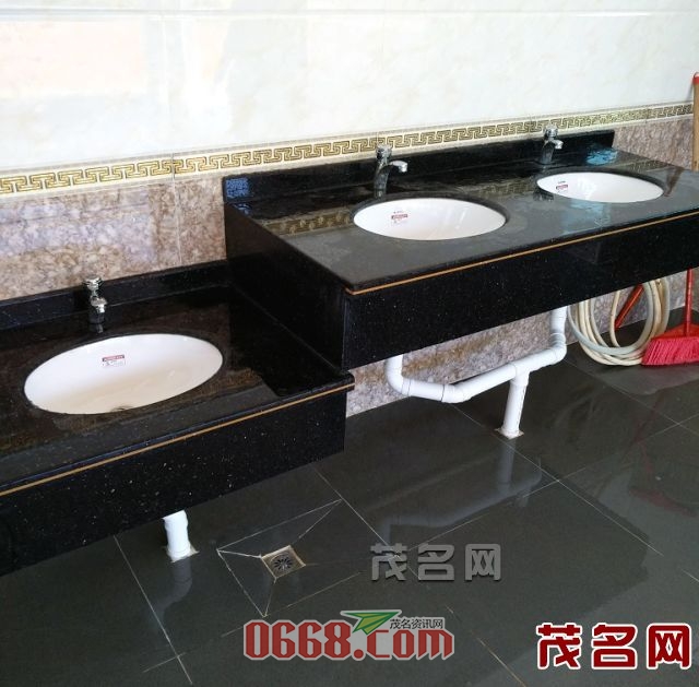 高州彭村的公共厕所干净美观。