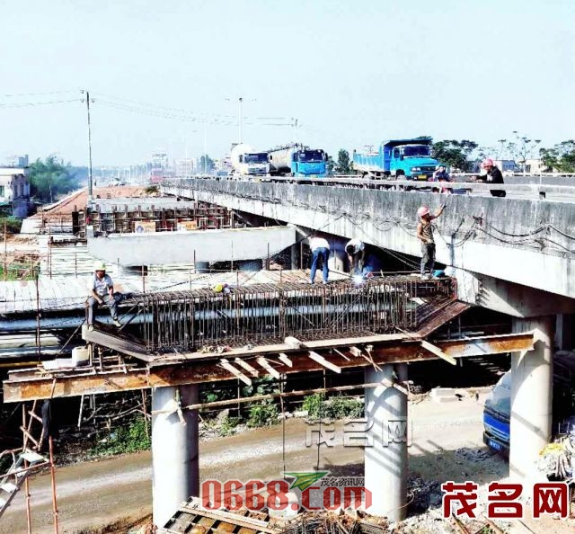 工人们在进行桥梁钢筋混凝土墩台施工。