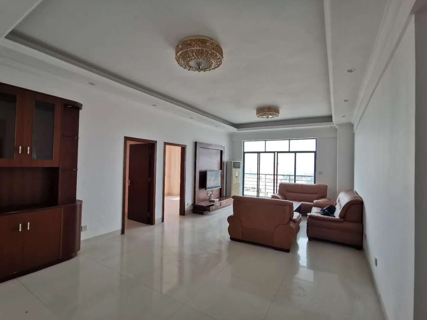 上门报 富新花园最新电梯房 125平米 3房2厅 中靓楼层可出售95万 ，可出租2500元 看房方便